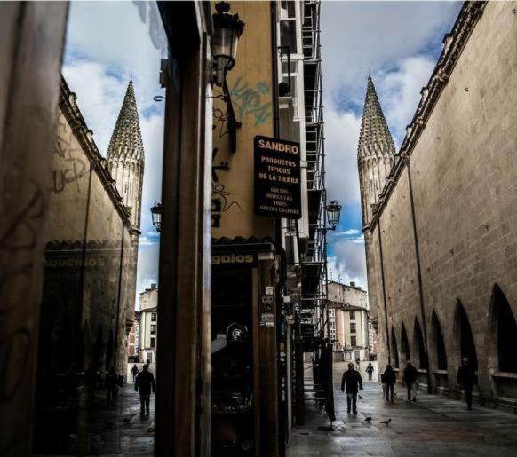 Buhardilla Con Vistas A La Catedral Apartment Burgos Bagian luar foto