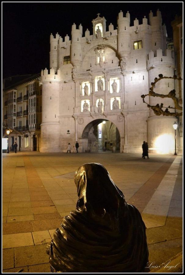 Buhardilla Con Vistas A La Catedral Apartment Burgos Bagian luar foto